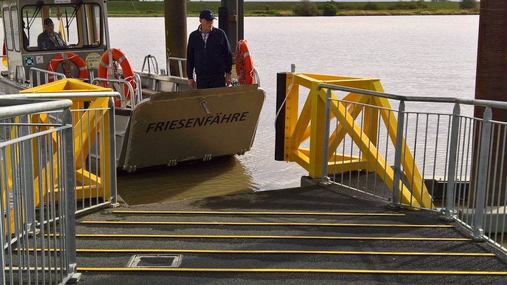 Fähre, die anlegen will. 