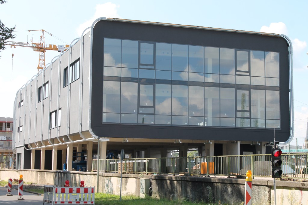 Gläsernes Gebäude mit vielen Fensterscheiben