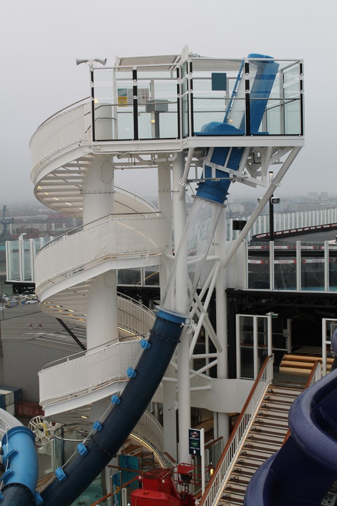 Rutsche eines Kreuzfahrtschiffes