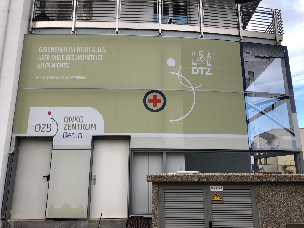 Stahlwand des Onko-Zentrums Berlin