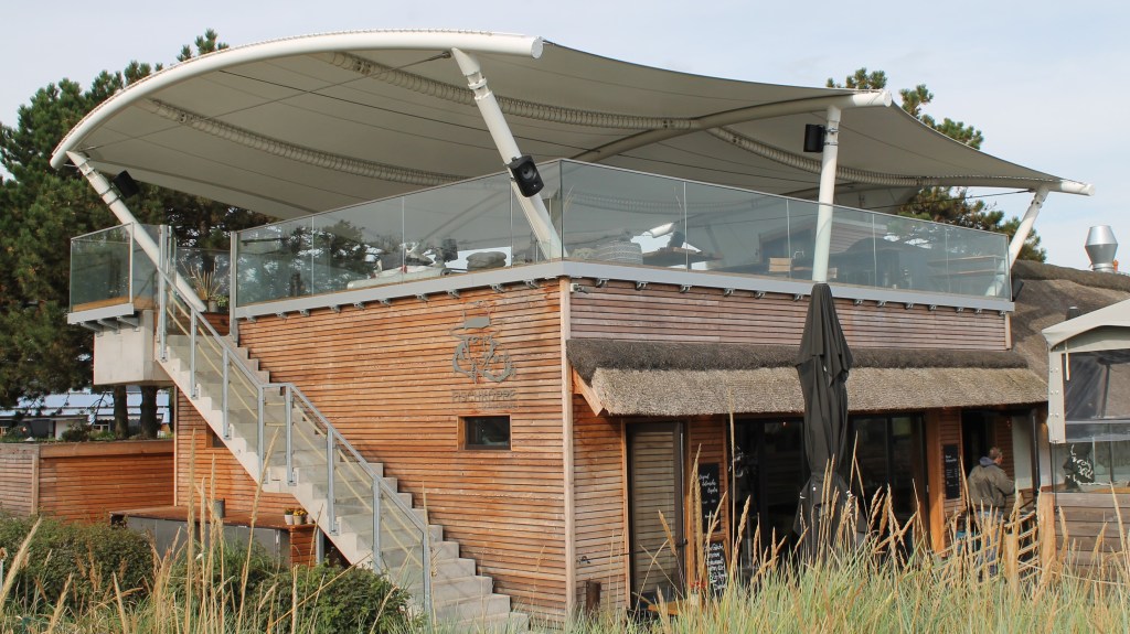 Strandkiosk in Scharbeutz mit Holzverkleidung und Stahldach